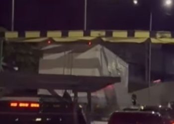 Mais um caminhão fica preso no limitador de altura do São Jorge e causa congestionamento