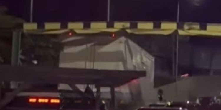 Mais um caminhão fica preso no limitador de altura do São Jorge e causa congestionamento