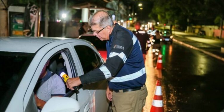 Detran-Am aumenta fiscalização. Saiba se é obrigatório o teste do bafômetro