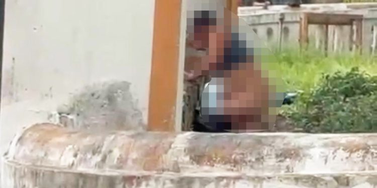 Cagão arriou a calça e deixou “tolete” em frente à Igreja da Matriz. Veja o vídeo