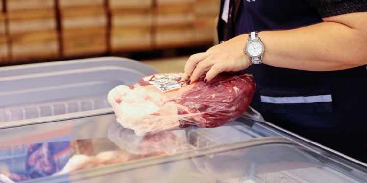 Carnes estragadas e com baratas foram encontradas em supermercado, após denúncia
