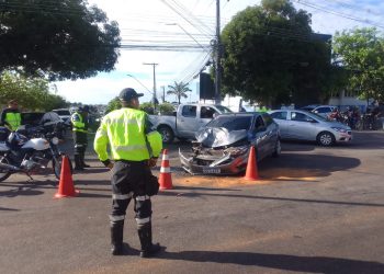 Colisão entre carro e micro-ônibus bloqueia André Araújo e gera congestionamento. Vídeo