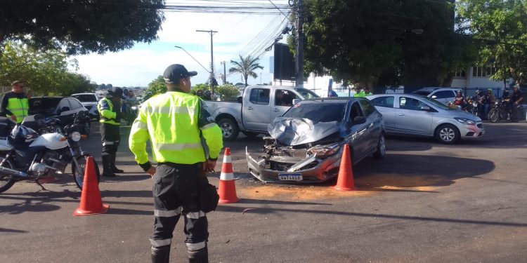 Colisão entre carro e micro-ônibus bloqueia André Araújo e gera congestionamento. Vídeo