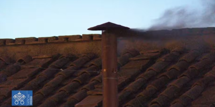 Conclave segue sem definição: primeira votação não elege novo Papa