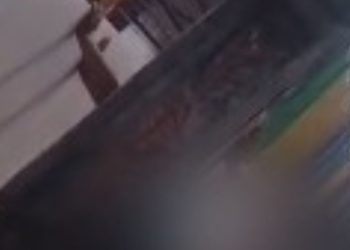 Vídeo: homens são flagrados em momento íntimo em rua de Manaus