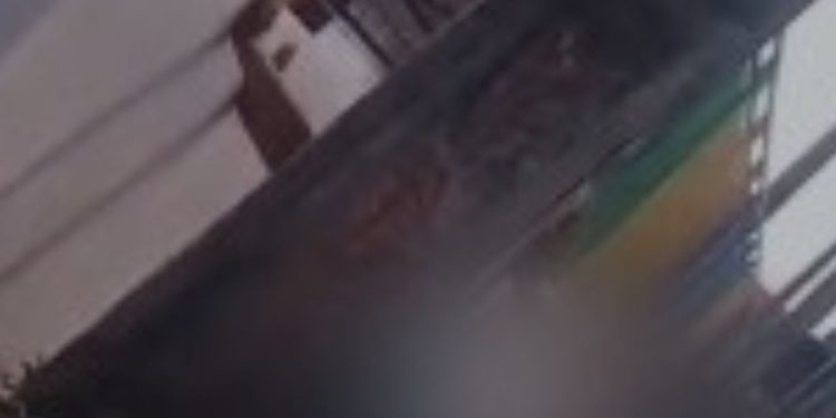 Vídeo: homens são flagrados em momento íntimo em rua de Manaus