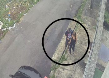 Vídeo: mulher é assalta em plena luz do dia no bairro Petrópolis