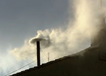 Fumaça branca confirma escolha do novo papa