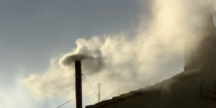 Fumaça branca confirma escolha do novo papa