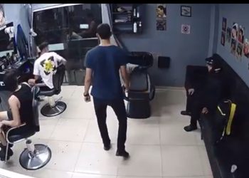 ”Passa o celular, bora!” Armado e cheio de marra faz arrastão em barbearia. Vídeo