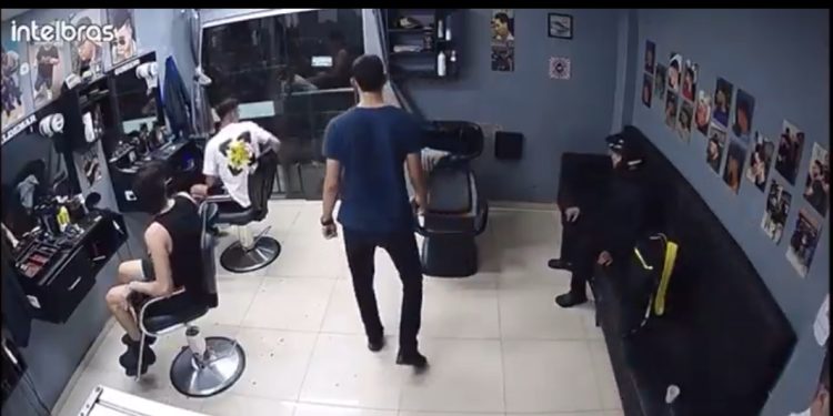 ”Passa o celular, bora!” Armado e cheio de marra faz arrastão em barbearia. Vídeo