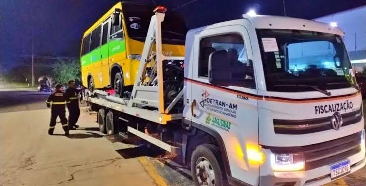 Embriagado e sem CNH! Motorista de “amarelinho” é flagrado colocando a vida de passageiros em risco