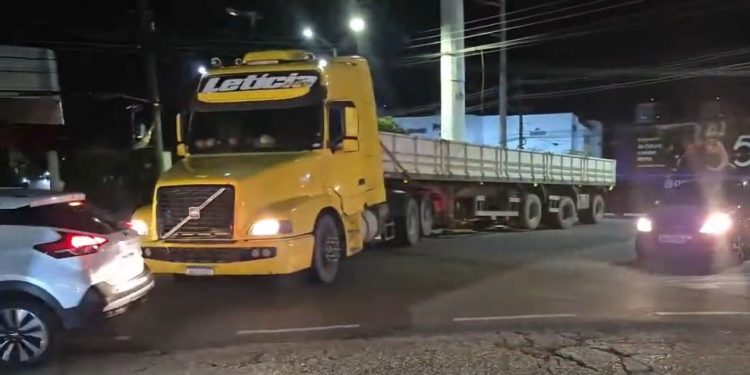 Carreta fica presa e congestiona avenida em Manaus