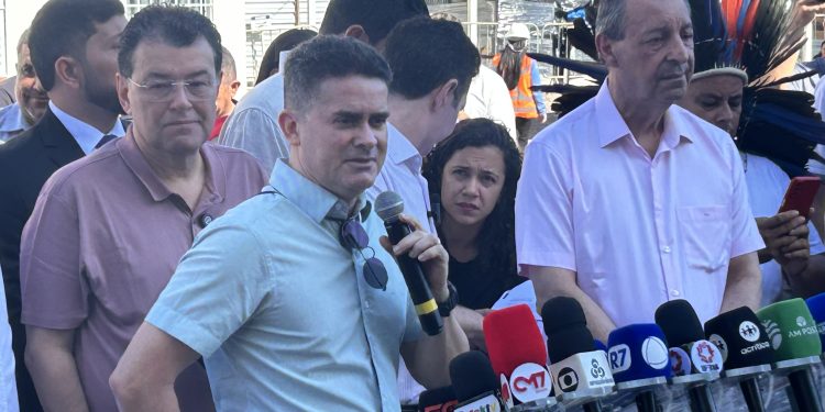 Prefeito David Almeida recebe ministro das Cidades em visita às obras do ‘Minha Casa, Minha Vida’