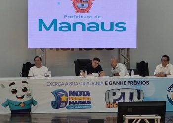 Prefeito David Almeida entrega prêmios do primeiro sorteio da campanha IPTU Premiado