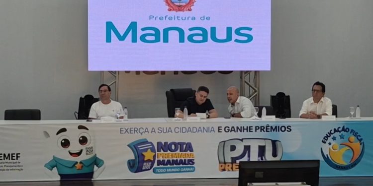 Prefeito David Almeida entrega prêmios do primeiro sorteio da campanha IPTU Premiado