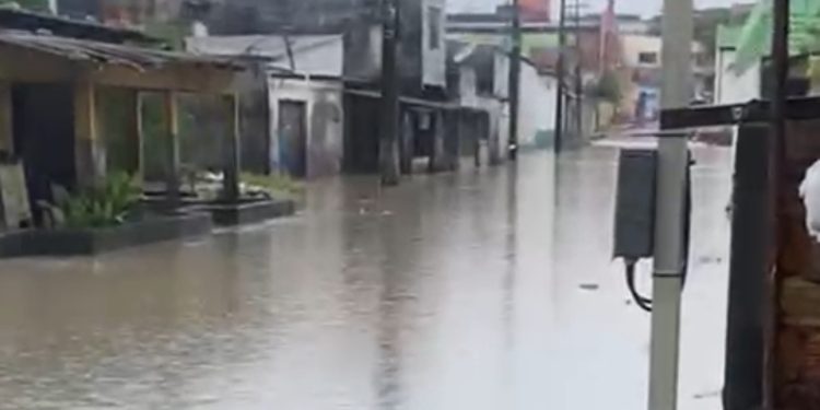 Alaga comunidade da Sharp durante chuva neste domingo (18). Veja o vídeo