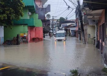 Alagamentos e deslizamentos são registrados durante chuva neste domingo (18)