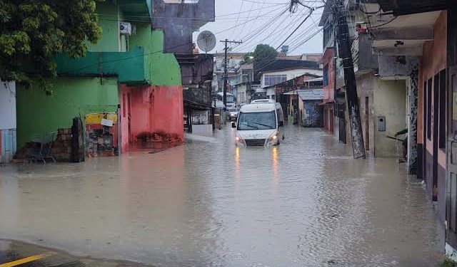 Alagamentos e deslizamentos são registrados durante chuva neste domingo (18)
