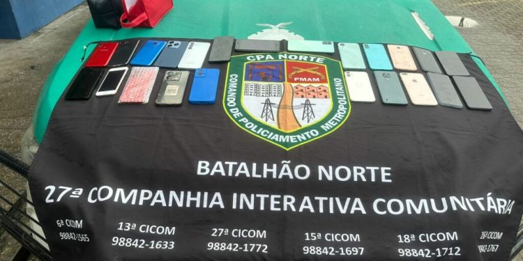 Após ser assaltada, vítima rastreia celular e polícia encontra mais de 20 aparelhos roubados