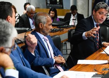 Saúdem o senado: um aplauso aos moralistas do apocalipse digital