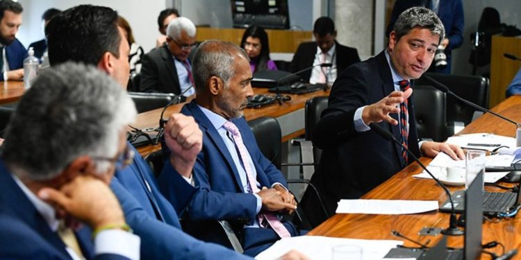 Saúdem o senado: um aplauso aos moralistas do apocalipse digital