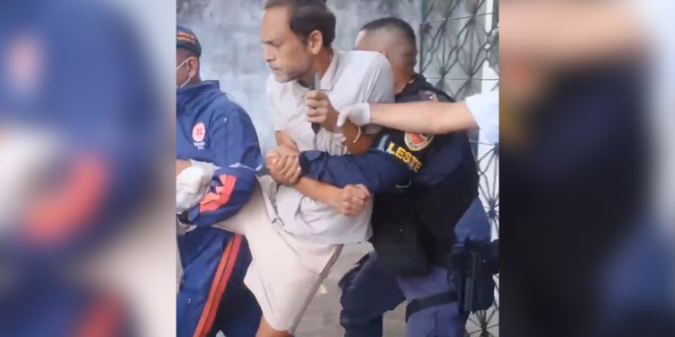 Transtornado de ódio! Filho arremessa TV contra a mãe e a ameaça de morte. Veja o vídeo