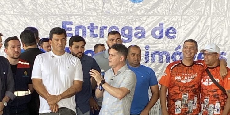 Entrega de 403 registros definitivos de imóveis no Novo Reino 1