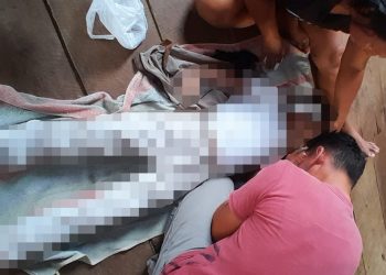 Jacaré esfomeado arrasta criança para a morte. Veja o vídeo do encontro dos pais com o filho morto