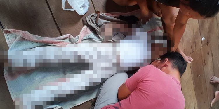 Jacaré esfomeado arrasta criança para a morte. Veja o vídeo do encontro dos pais com o filho morto