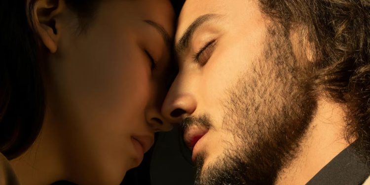 Parceiros podem transmitir depressão e ansiedade pelo beijo, afirma estudo