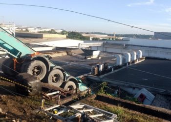 Caminhão desvia de buraco e mata motociclista