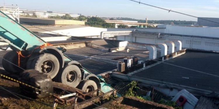 Caminhão desvia de buraco e mata motociclista