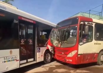 Colisão entre busão causa transtorno no T5. Veja o vídeo