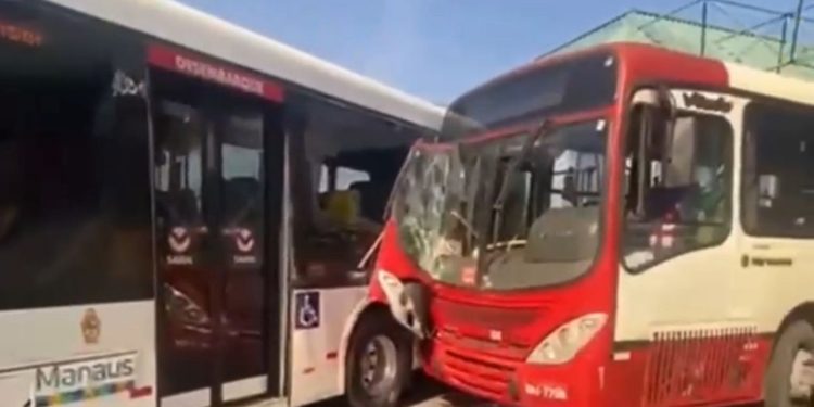 Colisão entre busão causa transtorno no T5. Veja o vídeo