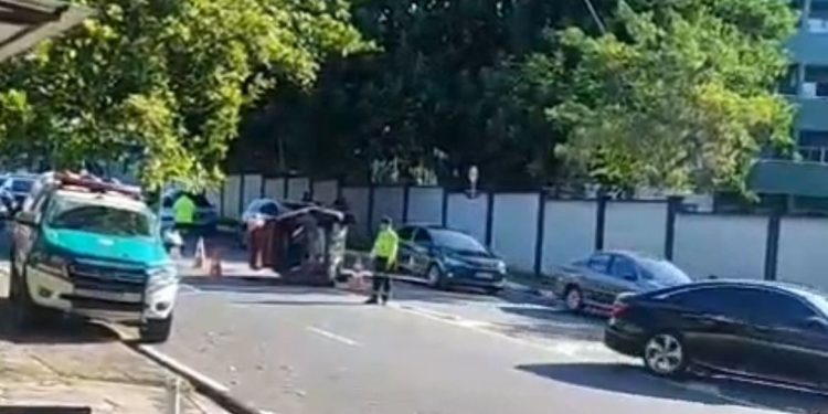 Colisão entre veículos causa lentidão na Av. São Jorge. Vídeo
