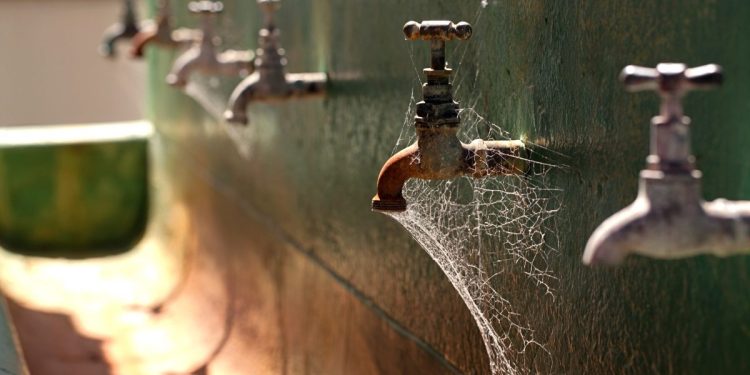 Domingo no deserto! Águas de Manaus decreta “Dia de Camelo” em vários bairros.