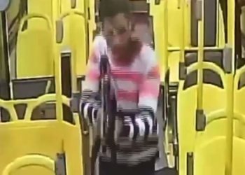 Vídeo aterrorizante! Assalto com submetralhadora causa pânico em passageiros