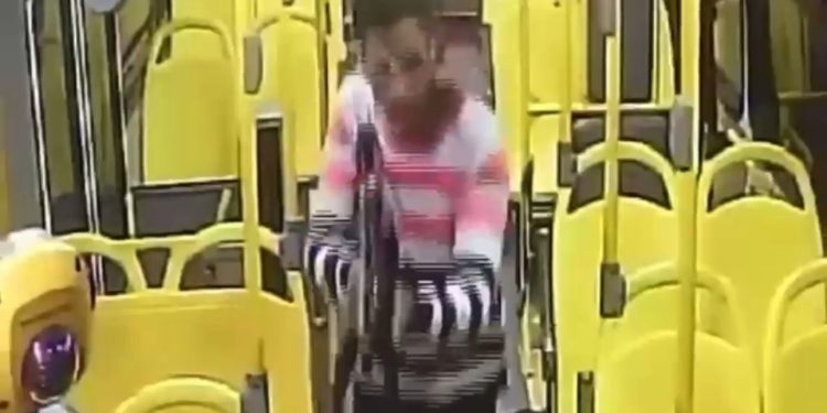 Vídeo aterrorizante! Assalto com submetralhadora causa pânico em passageiros