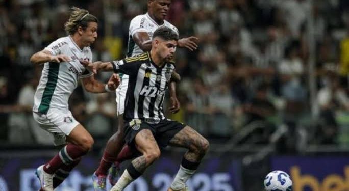Em jogo insosso, mas com final emocionante, Atlético vence o Flu por 3 X 2