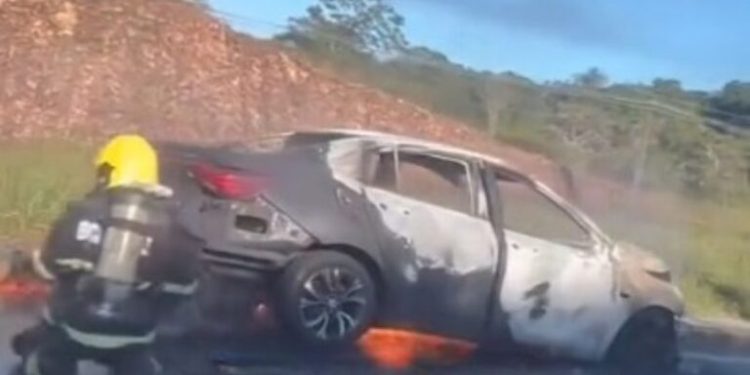 Incêndio destrói veículo na Av. das Flores. Vídeo