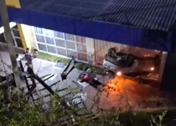 Desceu barranco e três pessoas ficaram feridas após motorista perder o controle do carro. Vídeo