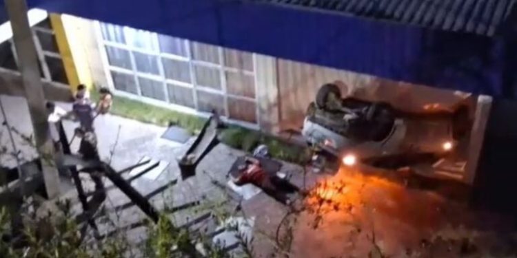 Desceu barranco e três pessoas ficaram feridas após motorista perder o controle do carro. Vídeo
