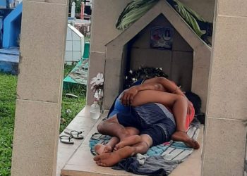 “Até que a morte nos una”: Casal fica ‘de love’ em cima de túmulo no Amazonas