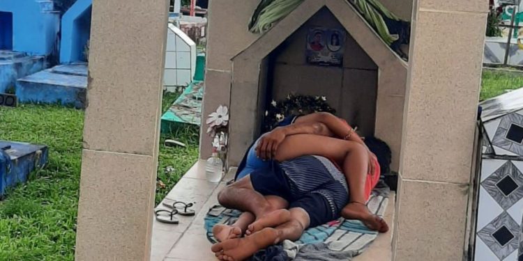 “Até que a morte nos una”: Casal fica ‘de love’ em cima de túmulo no Amazonas