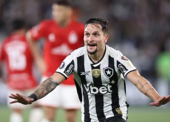 Botafogo leva susto, mas vence com golaço no fim e segue vivo