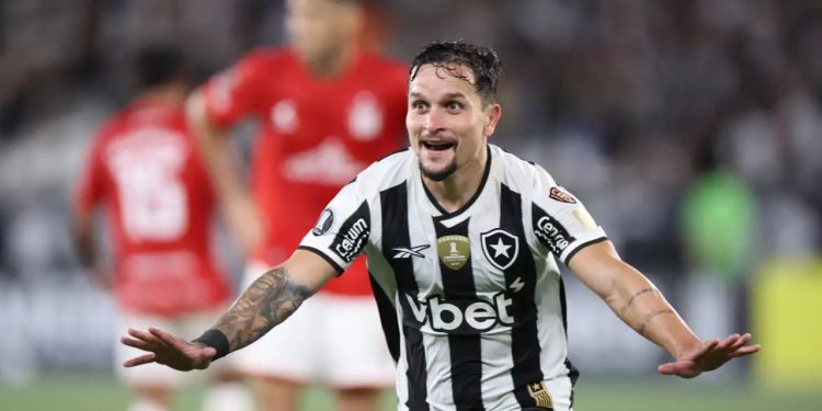 Botafogo leva susto, mas vence com golaço no fim e segue vivo