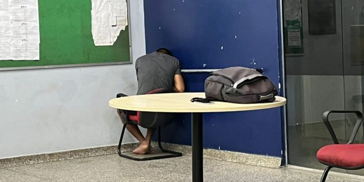 Na Ponta Negra, bandido furta celular de banhista e é preso tentando vender por R$ 100