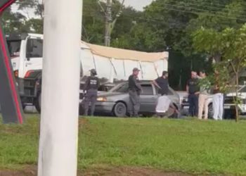 Moto derrapa na pista molhada e deixa mulher ferida na Ponta Negra