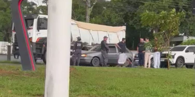 Moto derrapa na pista molhada e deixa mulher ferida na Ponta Negra